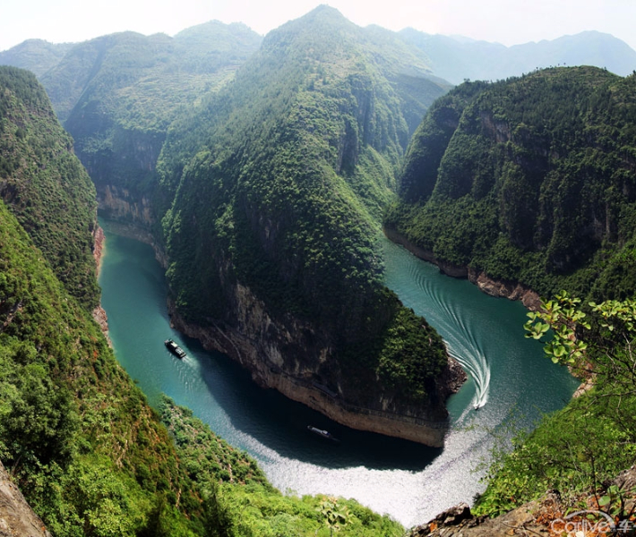 A river cruise ship passing around a bend in the Yangtze