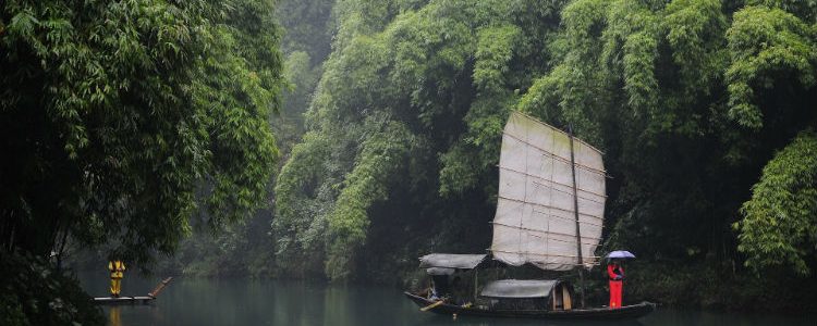 Yangtze River - Small boat sailing along the banks