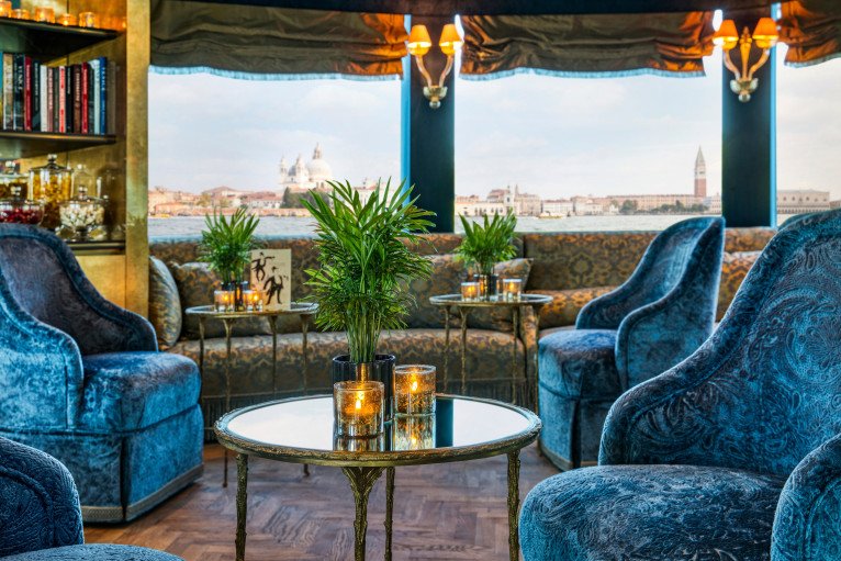 Hari's Bar & Lounge