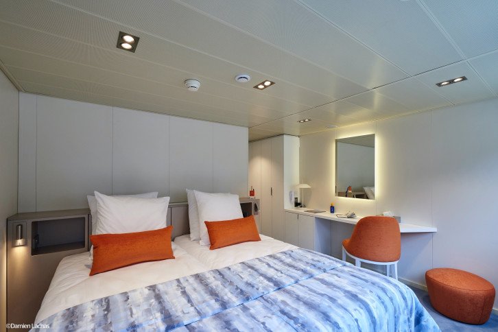 CAT. A - Main Deck 2 Adjustable Twin Beds