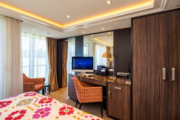 Cat BB Stateroom
